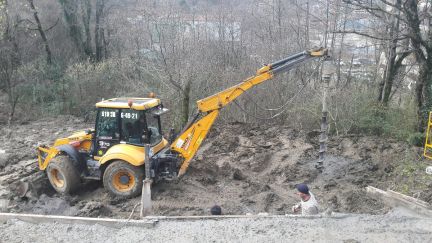 Услуги экскаватора погрузчика terex 970, бурение  - купить на сайте объявлений Сочи онлайн