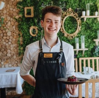 Официант  - купить на сайте объявлений Симферополь онлайн