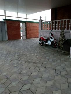 Дом 350 м кв. на участке 10 сот.  Армавир