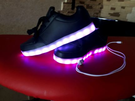 Кроссовки светящиеся  - купить на сайте объявлений Армавир онлайн