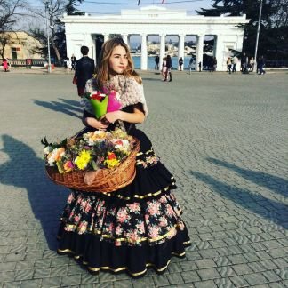 Продавец цветов в исторических платьях Севастополь  - купить на сайте объявлений Севастополь онлайн