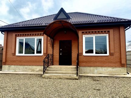 Дом 95 м кв. на участке 3 сот.  Армавир