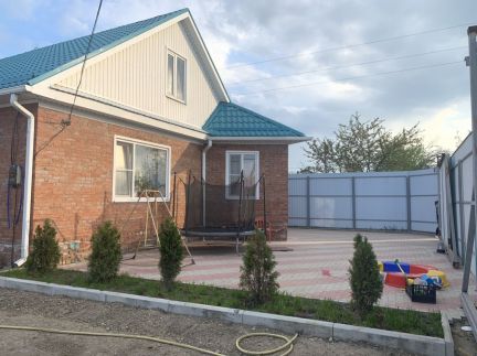 Дом 100 м кв. на участке 6 сот.  Армавир