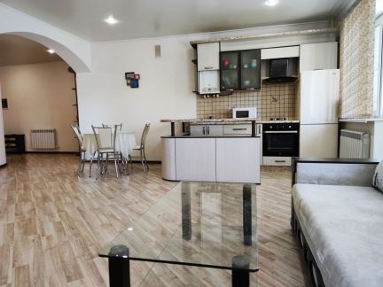 Сдаю 2х комнатную квартиру, 75 м кв., 2/4 эт.  Армавир